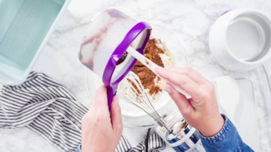 Düz yatıyordu. Adım adım. El yapımı mutfak mikserinde ev yapımı çikolatalı dondurma hazırlıyorum..