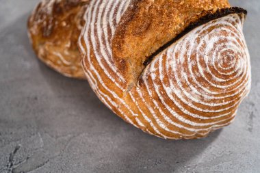 Taze fırınlanmış buğday ekmeği ekmeği ve ekmek koruma sepetinden işaretler..