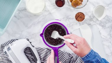 Düz yatıyordu. Adım adım. El yapımı mutfak mikserinde ev yapımı çikolatalı dondurma hazırlıyorum..