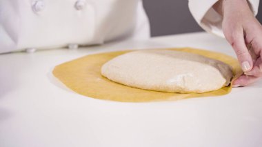 Ev yapımı mayalı buğday ekmeğini dökme demir Hollanda fırınında pişirmek.