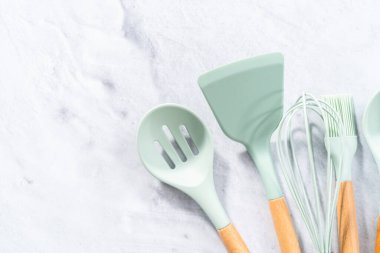 Ahşap saplı silikon pişirme aletleri.