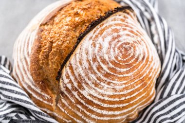 Taze fırınlanmış buğday ekmeği ekmeği ve ekmek koruma sepetinden işaretler..