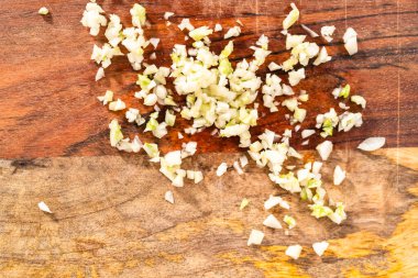 Ağaç kesme tahtasında organik sarımsak doğruyorum..