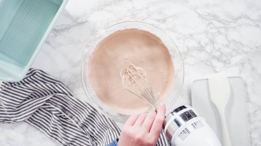 Düz yatıyordu. Adım adım. El yapımı mutfak mikserinde ev yapımı çikolatalı dondurma hazırlıyorum..