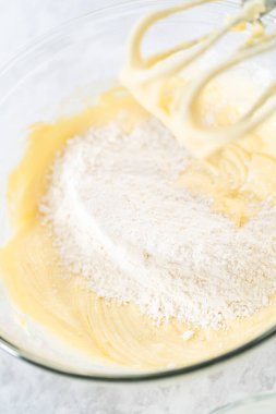 4 Temmuz pastasını çikolatalı yıldızlarla karıştırmak için cam bir kasenin içindekileri karıştırıyorum..