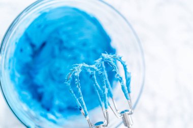 Marketten alınmış vanilyalı kremanın içine besin renkleriyle karıştırılmış..