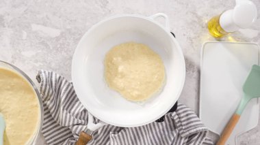 Düz yatıyordu. Adım adım. Kızarmış hindistancevizli muzlu krep yapış yapış olmayan tavada.