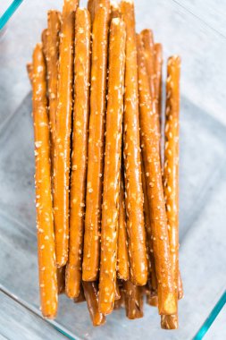 Havuç çikolatalı kraker hazırlamak için cam karıştırma kaselerinde bulunan malzemeler..