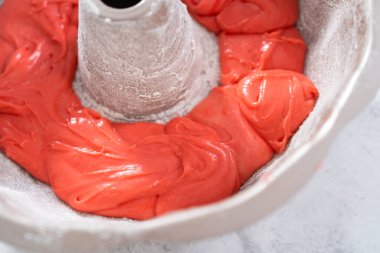 Pasta tepsisini kırmızı, beyaz ve mavi keklerle doldurarak 4 Temmuz 'da çikolata yıldızlı kek yapmak..