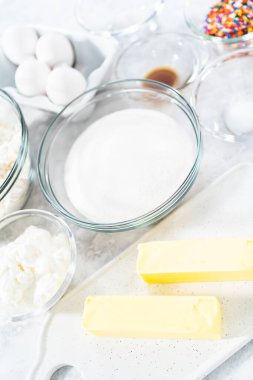 Fünyeli kek pişirmek için cam karıştırma kabındaki malzemeler..