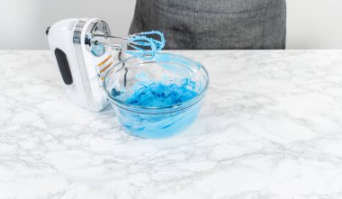 Marketten alınmış vanilyalı kremanın içine besin renkleriyle karıştırılmış..