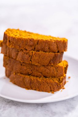 Beyaz tabakta ev yapımı balkabağı dilimleri..