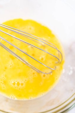 Elmalı kek ve karamel jöleli kek yapmak için büyük bir bardakta karıştırma malzemesi..