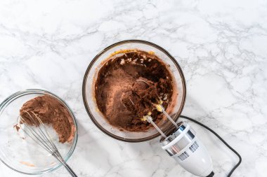 Düz yatıyordu. Nane şekerli çikolatalı kurabiyeler pişirmek için büyük bir bardakta karıştırma malzemesi..