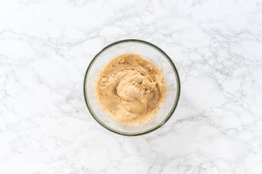 Düz yatıyordu. Muzlu yulaf ezmeli kek pişirmek için büyük bir bardakta karıştırma malzemesi..