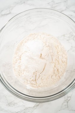 Muzlu yulaf ezmeli kek pişirmek için büyük bir bardakta karıştırma malzemesi..