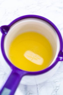 Şeker eritme kabında tuzsuz tereyağı eritme çubuğu.