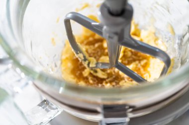 Yumuşak yulaflı kuru üzümlü cevizli kurabiyeler pişirmek için mutfak tezgahında karışımlar hazırlıyorum..