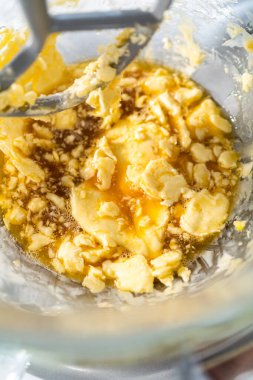 Yumuşak yulaflı kuru üzümlü cevizli kurabiyeler pişirmek için mutfak tezgahında karışımlar hazırlıyorum..