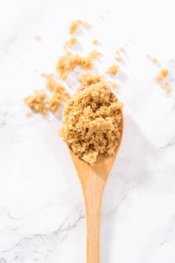 Açık kahverengi şeker mermer tezgahın üstünde.