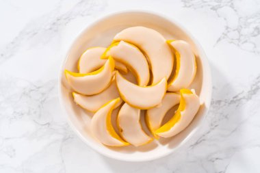 Limon jöleli limonlu kurabiye. Beyaz tabakta limon jöleli taze limonlu kurabiye..