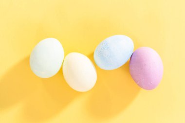 Sarı arka planda renkli haşlanmış yumurta..