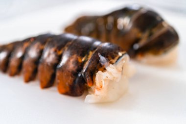 Sarımsaklı ıstakoz kuyruğu yapmak için çiğ ıstakoz kuyruğu hazırlıyorum..