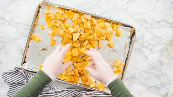 Säsong Butternut Squash Med Olja Salt Och Peppar För Rostning — Stockfoto