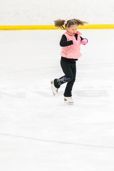 Kleines Mädchen Übt Eiskunstlauf Auf Der Eishalle — Stockfoto