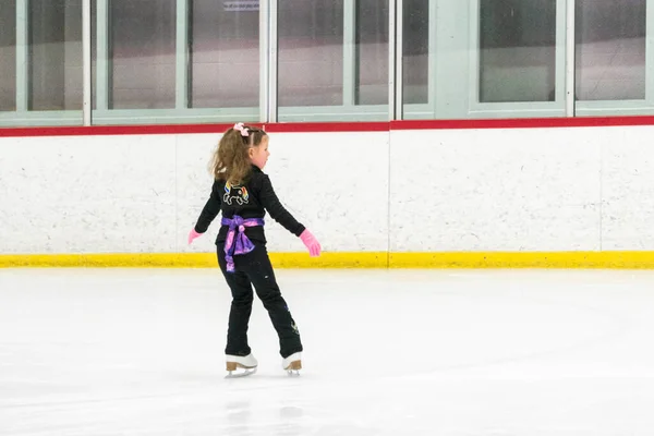 Menina Praticando Patinação Artística Move Pista Gelo Interior — Fotografia de Stock