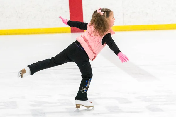 Kleines Mädchen Übt Eiskunstlauf Auf Der Eishalle — Stockfoto