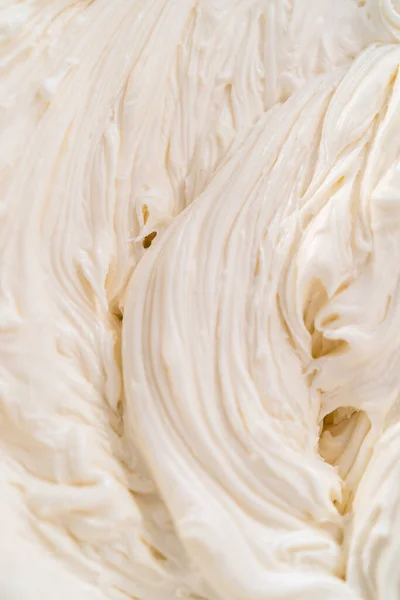 Boltban Vásárolt Vajkrém Cukormáz Elkészítése Egyszarvú Szivárványos Csokis Muffinok Készítéséhez — Stock Fotó
