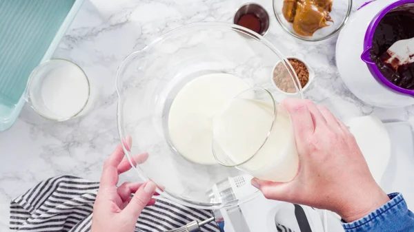 Ett Platt Ligg Steg För Steg Förbereda Hemlagad Chokladglass Hand — Stockfoto