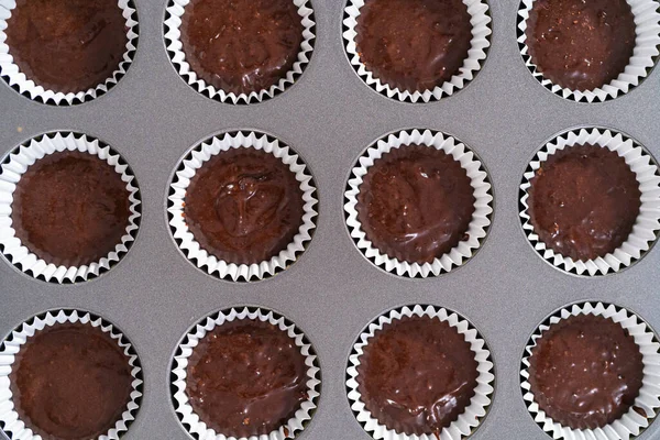 Сливание Шоколадного Кексового Теста Кексовые Лайнеры — стоковое фото