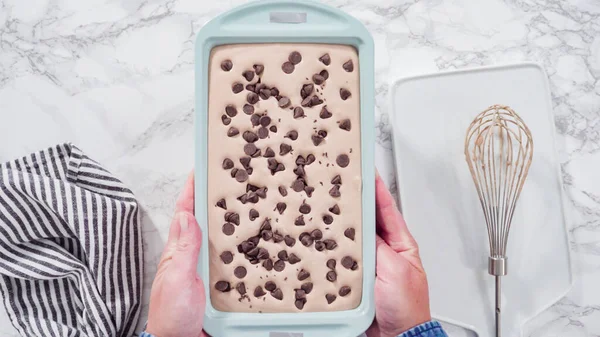 平置きだ 一歩ずつ チョコレートチップで手作りのチョコレートアイスクリームを飾る — ストック写真