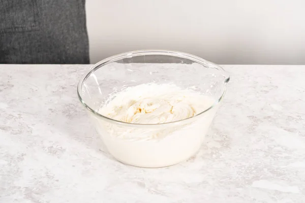 Preparación Del Glaseado Crema Mantequilla Comprado Tienda Para Hacer Cupcakes —  Fotos de Stock