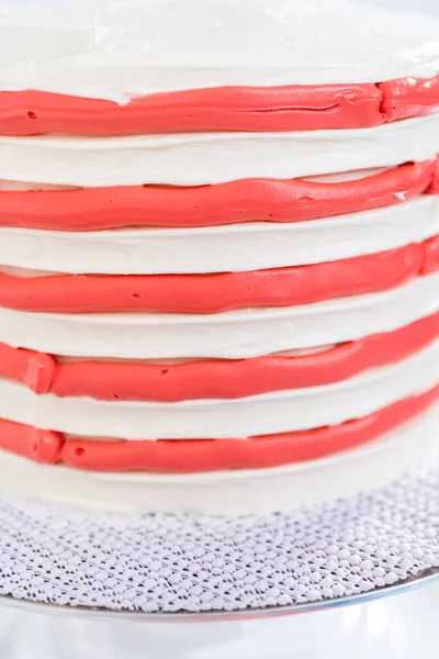 7月4日庆祝活动用白色 红色和蓝色的奶油糖霜装饰巧克力蛋糕 — 图库照片