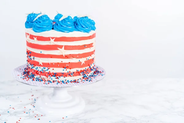 Decoração Bolo Chocolate Com Cobertura Creme Manteiga Branca Vermelha Azul — Fotografia de Stock