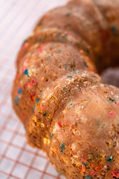 Close View Cooling Freshly Baked Funfettti Bundt Cake Wire Rack — Stock Photo, Image