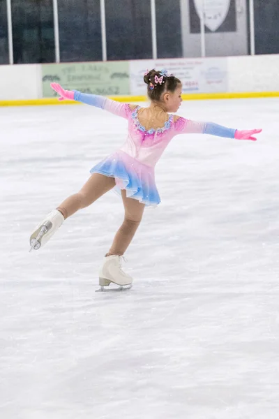 Niña Practicando Patinaje Artístico Una Pista Hielo Cubierta — Foto de Stock