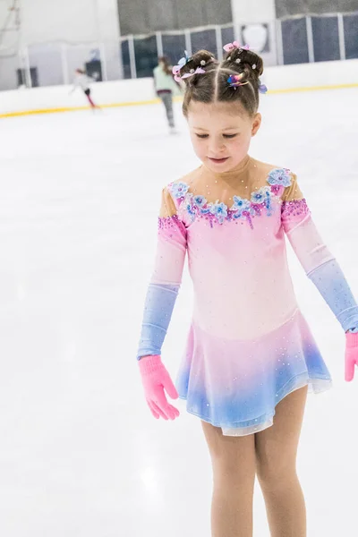小さな女の子練習フィギュアスケート上の屋内アイスリンク — ストック写真