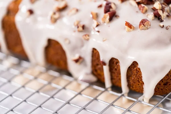 Glazura Dýňový Chléb Bílou Glazurou Zdobení Nakupovanými Pekanovými Ořechy — Stock fotografie
