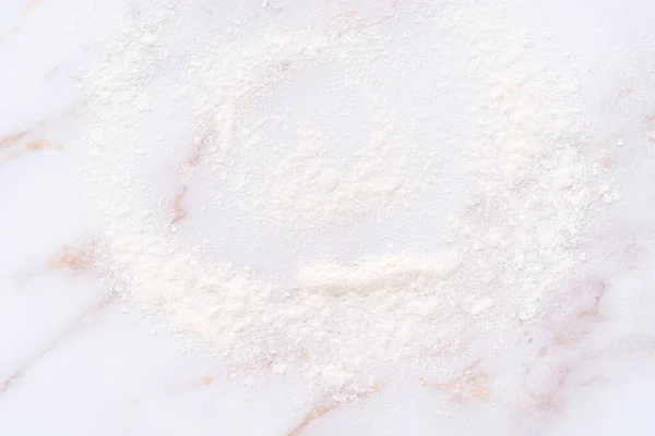 Weißes Mehl Das Beim Backen Über Die Oberfläche Aus Rosa — Stockfoto