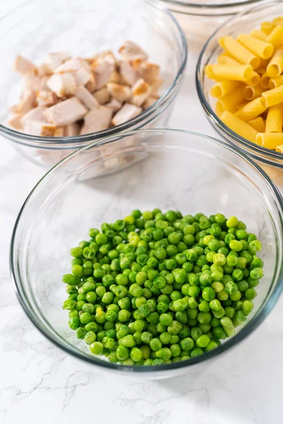 Gemeten Ingrediënten Een Glazen Mengkom Chicken Alfredo Pasta Bereiden — Stockfoto