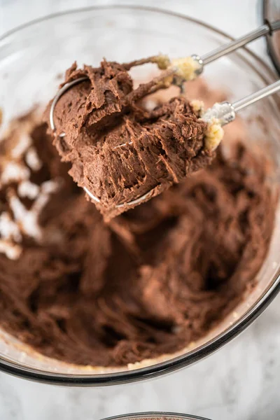 Змішування Інгредієнтів Великій Скляній Мисці Випікання Яти Білого Шоколадного Печива — стокове фото