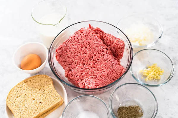 Ingredientes Medidos Tigelas Mistura Vidro Para Fazer Rolo Carne — Fotografia de Stock