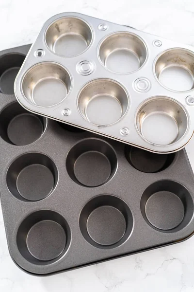Vista Perto Panelas Cozedura Metal Para Cupcakes Uma Bancada Mármore — Fotografia de Stock