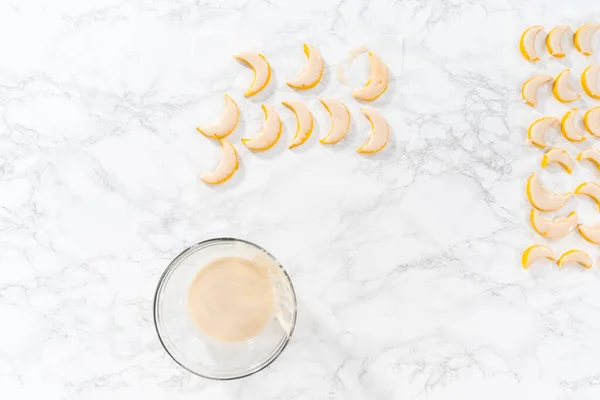 Acostado Galletas Cuña Limón Con Glaseado Limón Sumergiendo Galletas Limón — Foto de Stock