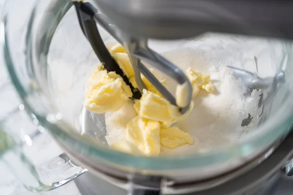 柠檬角饼干加柠檬釉料 在厨房搅拌器中混合配料 用柠檬釉来烘焙柠檬楔形饼干 — 图库照片