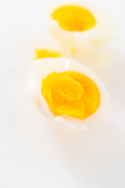 Snijd Hardgekookte Eieren Een Witte Snijplank — Stockfoto